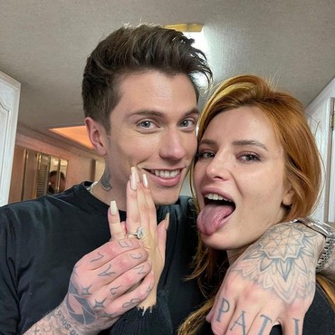 Bintang Disney Bella Thorne Resmi Bertunangan dengan Benjamin Mascolo