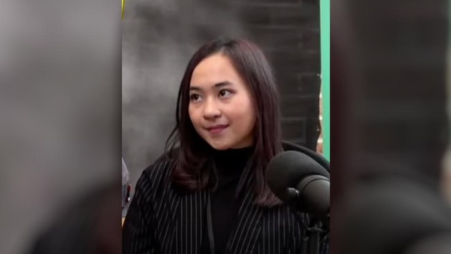 Nama Chelsie Monica mendadak populer setelah ditunjuk menjadi komentator duel catur antara WGM Irene Sukandar vs Dewa Kipas.