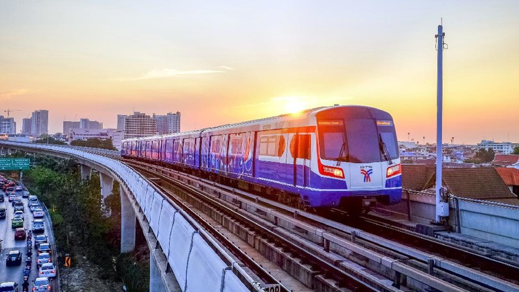 Bangkok-Thailand APR 4 2016: BTS Sky train mass transit system in Bangkok to help facilitate and speed the journey. With the traffic jams in the evening after work
