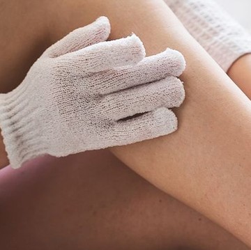 img-title Dibanding Body Scrub, 4 Bath Gloves ini Lebih Cepat dan Bersih untuk Eksfoliasi