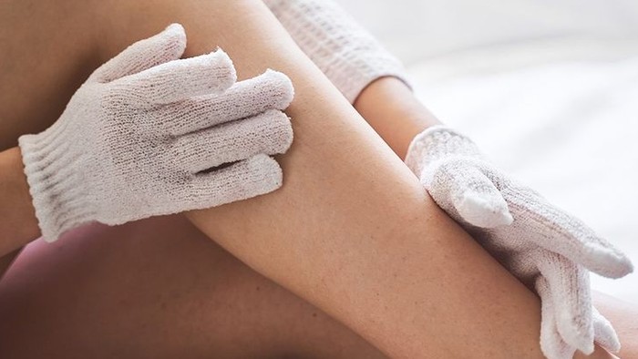 Dibanding Body Scrub, 4 Bath Gloves ini Lebih Cepat dan Bersih untuk Eksfoliasi