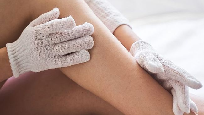Dibanding Body Scrub, 4 Bath Gloves ini Lebih Cepat dan Bersih untuk ...