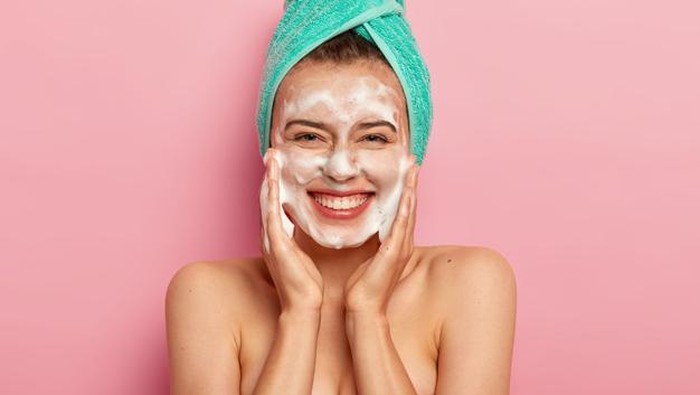 Rekomendasi Facial Wash Anti Bikin Muka Kering