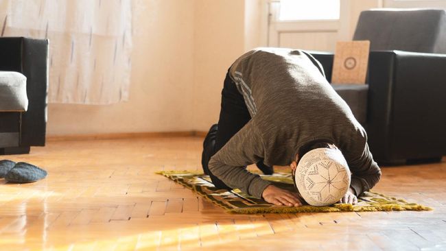 Ketika membawa alat salat sendiri ke masjid, Anda sebaiknya mencuci perlengkaoan salat itu secara rutin.