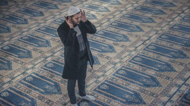 Umat Muslim di sebuah negara biasanya akan menganut mazhab yang sama. Bagaimana jika seseorang menganut mazhab yang bukan mayoritas di negaranya?
