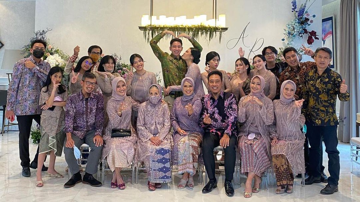 Berikut ini adalah potret pertunangan Alika Islamadina dan Raja Siregar&period;