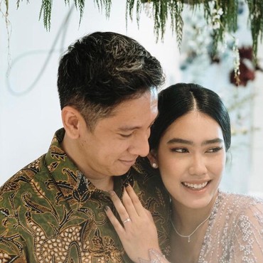 Momen Manis Lamaran Alika Islamadina dan Raja Siregar