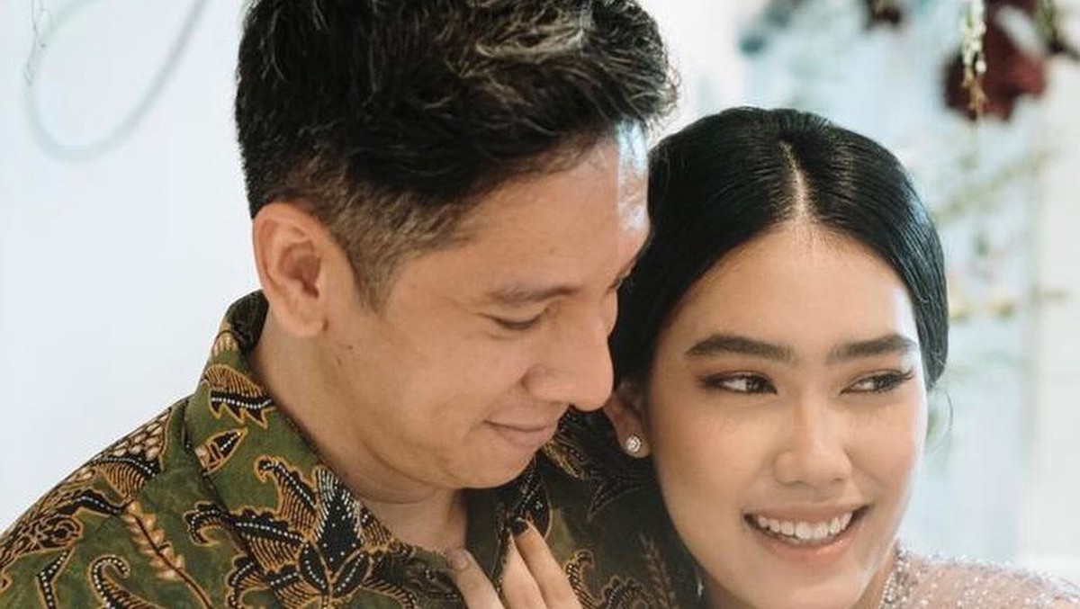 Berikut ini adalah potret pertunangan Alika Islamadina dan Raja Siregar&period;