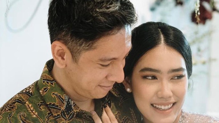Berikut ini adalah potret pertunangan Alika Islamadina dan Raja Siregar.