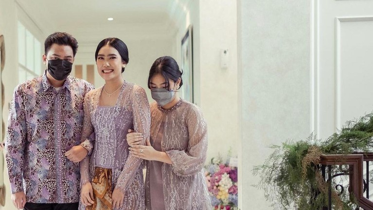 Berikut ini adalah potret pertunangan Alika Islamadina dan Raja Siregar.