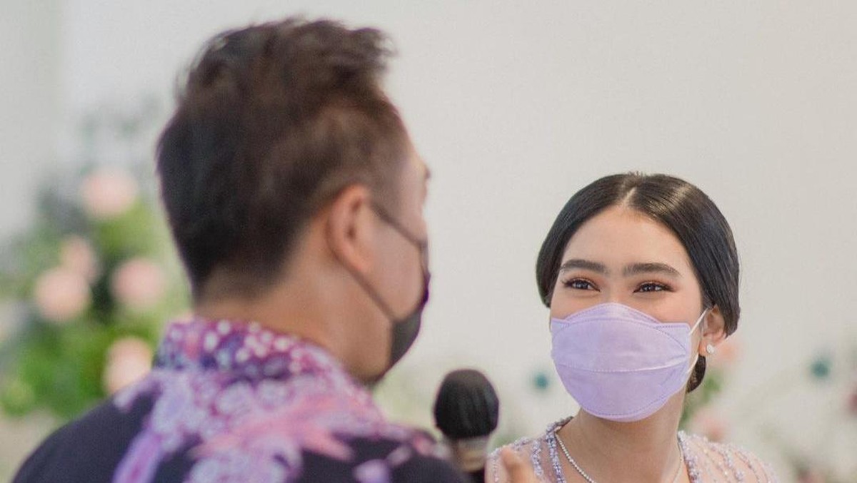 Berikut ini adalah potret pertunangan Alika Islamadina dan Raja Siregar&period;