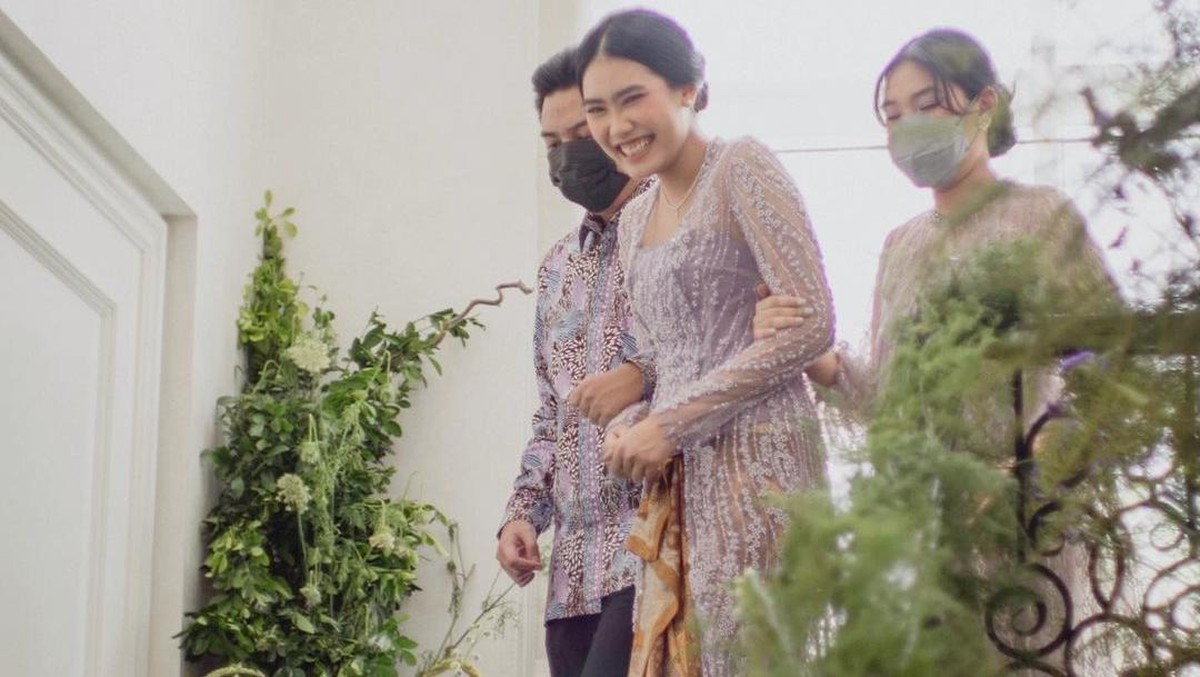 Berikut ini adalah potret pertunangan Alika Islamadina dan Raja Siregar&period;