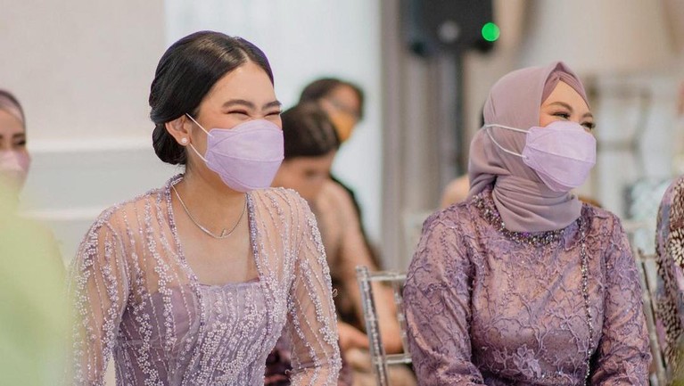 Berikut ini adalah potret pertunangan Alika Islamadina dan Raja Siregar.