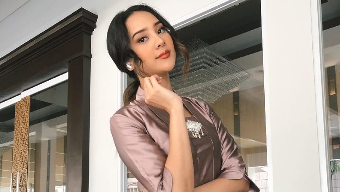 Kali ini Anya mengenakan kebaya satin model kutubaru dipadukan dengan kain batik coklat. Dilengkapi aksesoris bros pada bagian dada, Anya tetap modis walaupun memakai busana tradisional. (Foto:Instagram.com/anyageraldine)