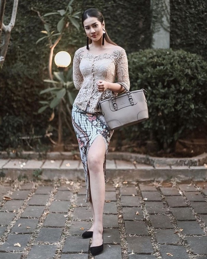 Penampilan Anya terkesan lebih berani dengan memadukan kebaya berwarna nude dan kain batik model slit sebagai bawahannya. Look Anya semakin stylish dengan tas warna senada dan flatshoes hitam modern. (Foto:Instagram.com/anyageraldine)