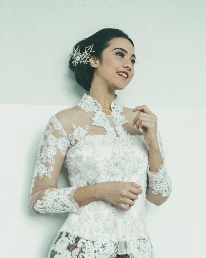 Tak hanya kebaya berwarna, Anya juga pernah memakai kebaya brokat putih yang dipasangkan dengan kain batik. Rambutnya yang disanggul diberi sentuhan aksesoris berwarna gold semakin memancarkan kecantikan khas Indonesia. (Foto:Instagram.com/anyageraldine)