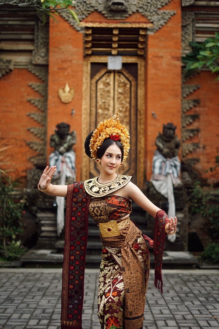 Seakan ingin tampil lebih sempurna, Anya juga berpose layaknya seorang penari Bali. Sambil mengenakan selendang ditambah dengan hiasan kepala bernuansa gold, dirinya tampil seperti seorang putri Bali. (Foto:Instagram.com/anyageraldine)