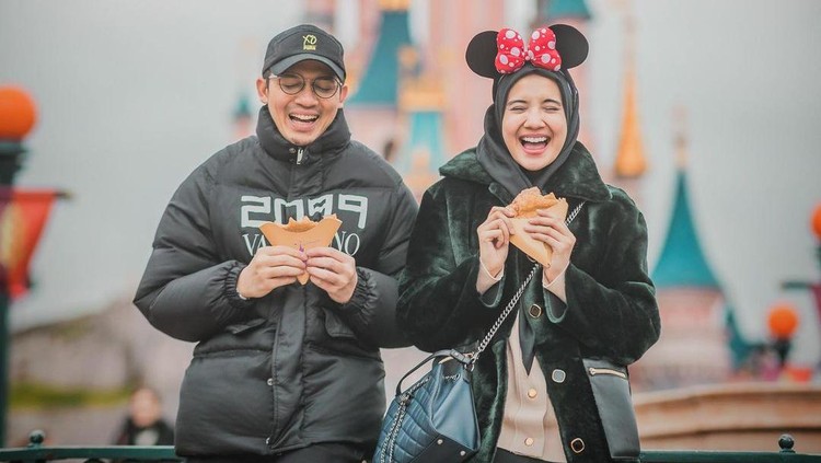 Irwasnyah Romantisnya Irwansyah dan Zaskia Sungkar Saat Nikmati Floating Breakfast