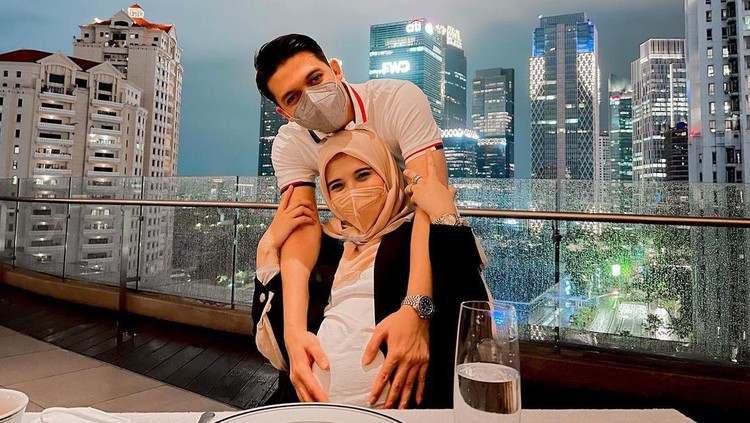 Romantisnya Irwansyah dan Zaskia Sungkar Saat Nikmati Floating Breakfast