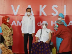 Momen Jokowi Tinjau Vaksinasi Covid-19 di Halmahera Utara