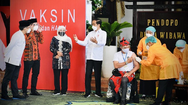 Presiden Jokowi ingin mempercepat proses vaksinasi. Dia meminta Pemda menghabiskan seluruh stok vaksin Covid-19.