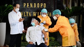 Safari Vaksinasi AstraZeneca Jokowi hingga Fatwa MUI Jatim