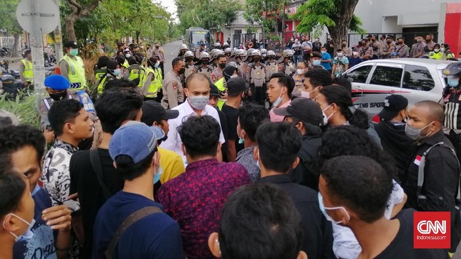 Ratusan Kader HMI asal Sulsel dan Sulber dilarang masuk arena kongres lantaran bukan peserta yang memiliki kartu identitas resmi dari panitia.