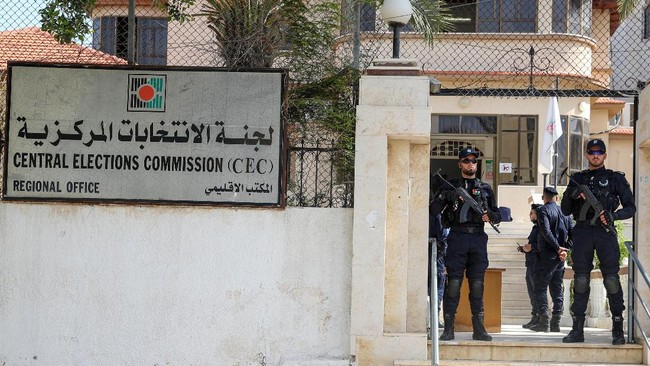 Palestina mulai membuka kantor pendaftaran bagi partai politik dan kandidat independen yang ingin mencalonkan diri dalam pemilihan umum pada Mei mendatang.