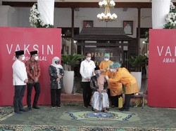 Usai Divaksin, Ketua MUI Jatim Harap Santri Juga Disuntik AstraZeneca