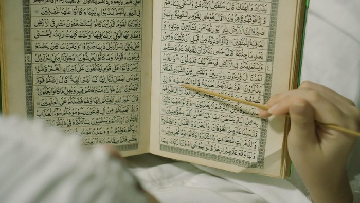 Moeslem Woman Reading Al-Quran