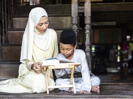 5 Keutamaan Surat Al Mulk yang Bisa Diajarkan ke Anak