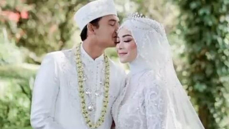 Berikut adalah momen bahagia pernikahan Ikbal Fauzi 'Ikatan Cinta' dengan sang kekasih.