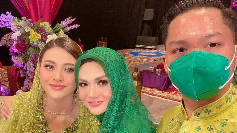 Momen Haru Pengajian Aurel Menuju Pernikahannya dengan Atta Berikut adalah momen haru pengajian Aurel menuju pernikahannya dengan Atta Halilintar.