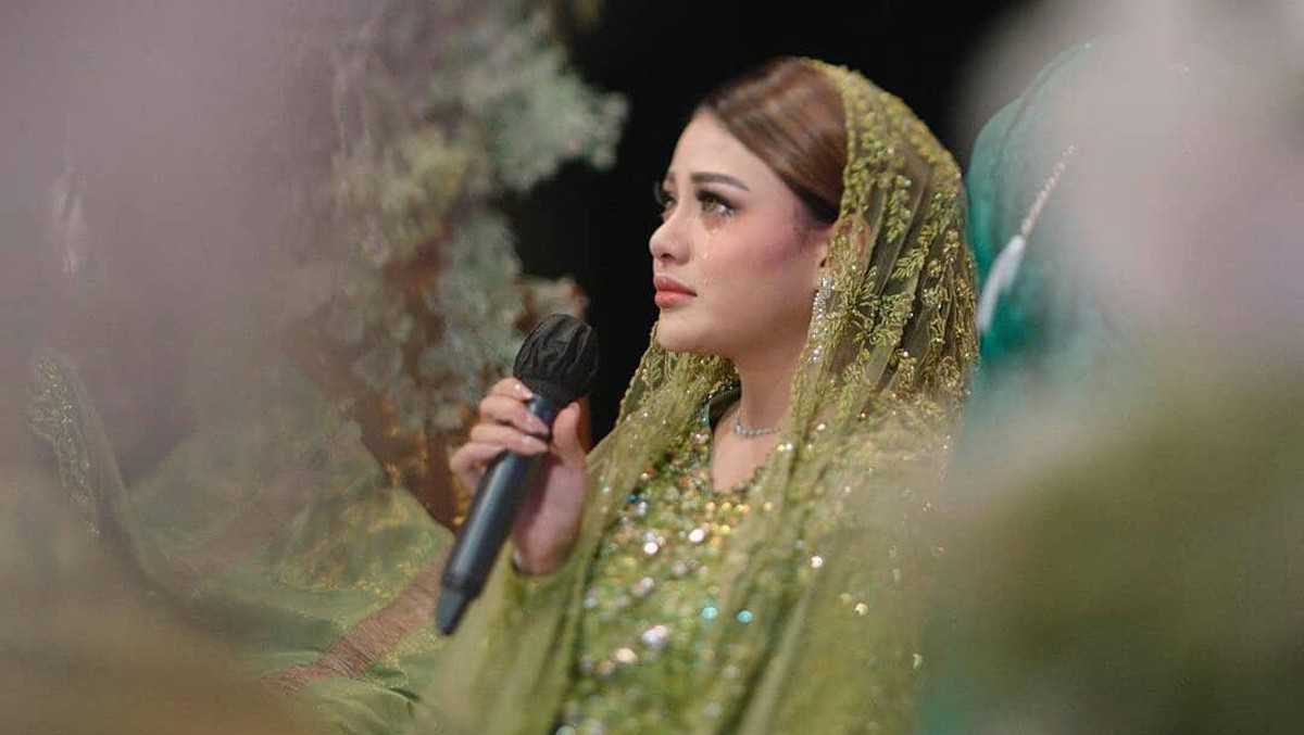 Berikut adalah momen haru pengajian Aurel menuju pernikahannya dengan Atta Halilintar&period;