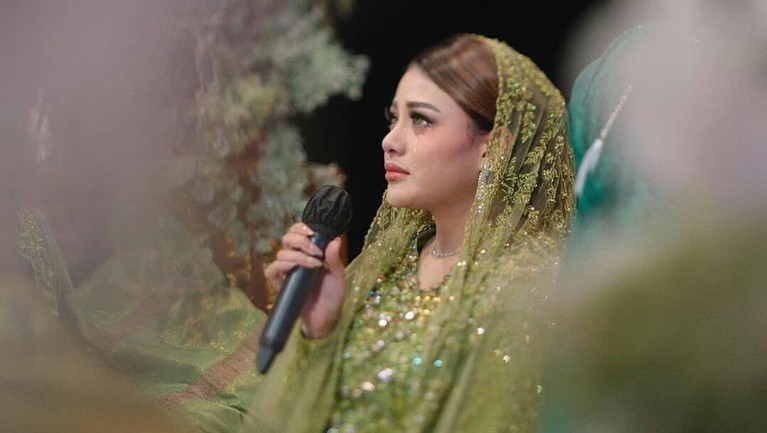 Momen Haru Pengajian Aurel Menuju Pernikahannya dengan Atta Berikut adalah momen haru pengajian Aurel menuju pernikahannya dengan Atta Halilintar.