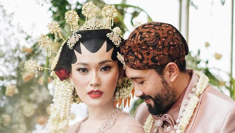 Momen Pernikahan Dara Warganegara dan Chef Norman Ismail Berikut adalah momen pernikahan Dara Warganegara dan Chef Norman Ismail