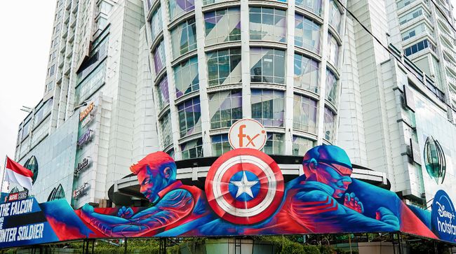Sebuah mural The Falcon and The Winter Soldier karya dua seniman Indonesia menghiasi salah satu sudut bangunan Mall di Jakarta.