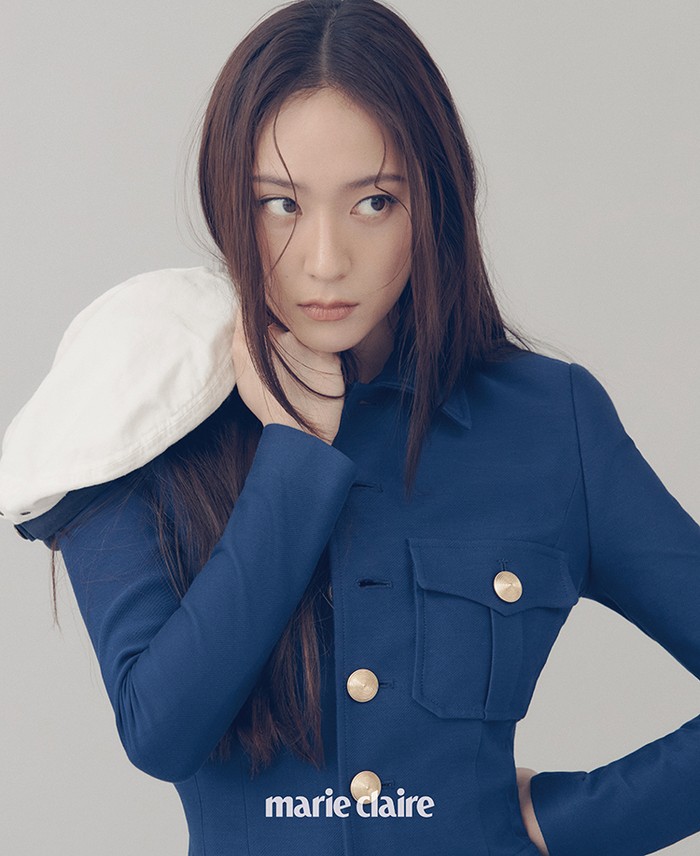 Dengan menggunakan jaket marine berkancing emas, Krystal memancarkan pesonanya sebagai ice princess. (Foto: marieclairekorea.com)
