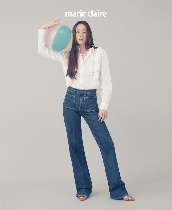 Perpaduan vintage poplin blouse dengan aksen renda dan washed denim ini membuat tampilan Krystal lebih playful dan santai, ditambah lagi dengan properti bola yang ia gunakan. (Foto: marieclairekorea.com)