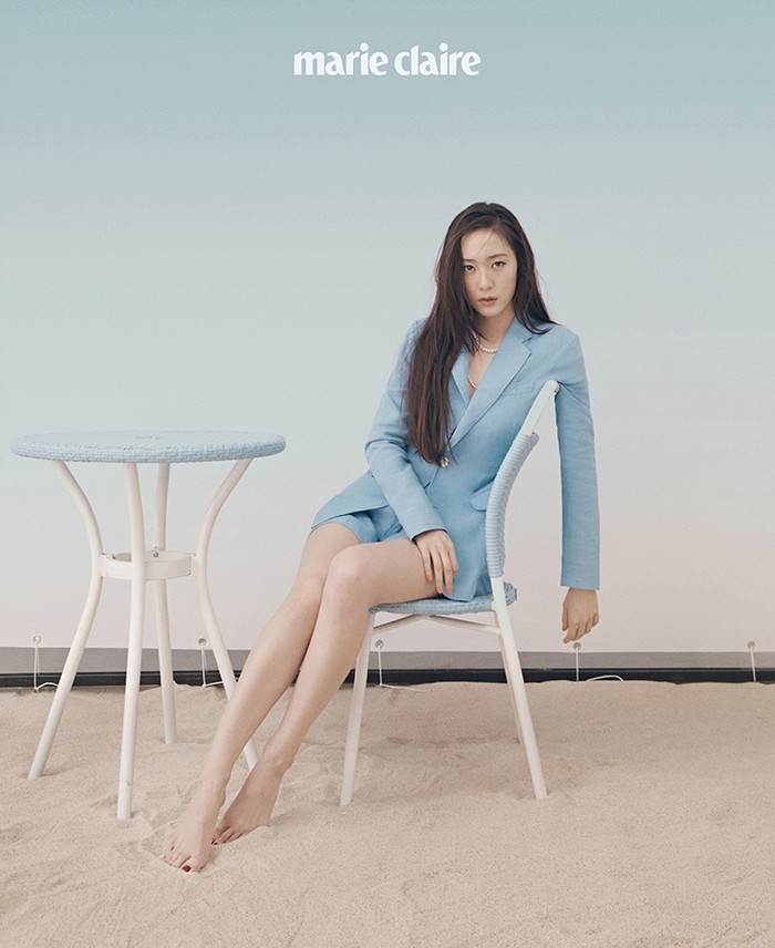 Krystal juga tampil elegan dengan perpaduan blazer linen dan shorts berwarna senada. Dalam interviewnya, idol kelahiran 94 ini mengaku tidak begitu suka dandan berlebihan dan lebih menyukai tampilan klasik dan sederhana. (Foto: marieclairekorea.com)