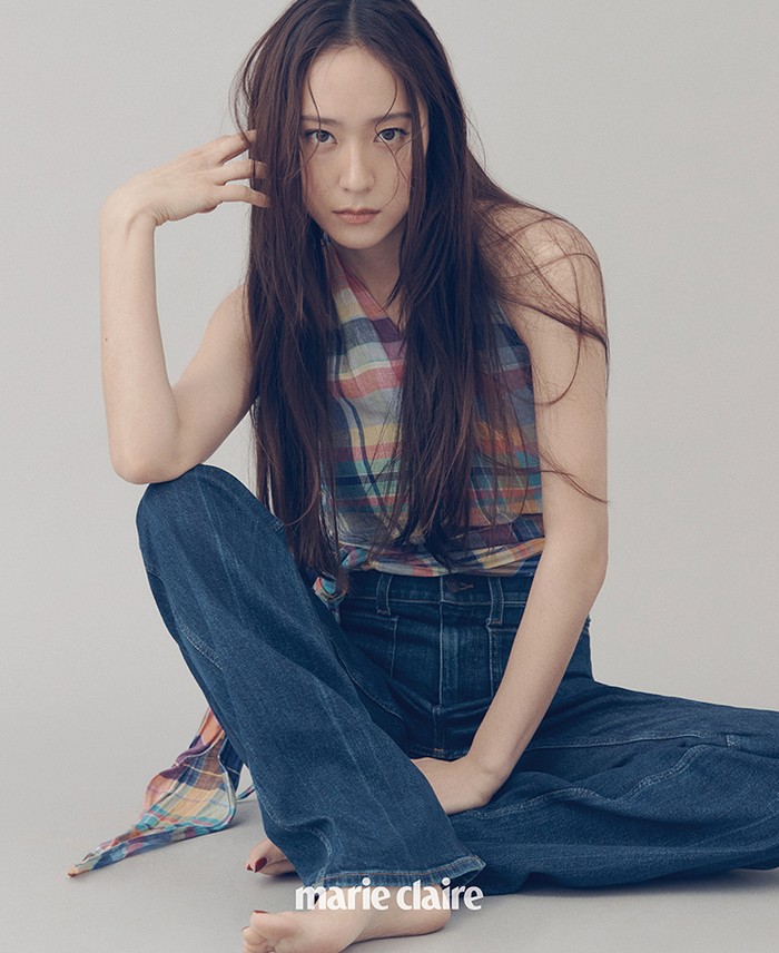 Look selanjutnya, visual dari grup f(x) ini mengenakan kemeja linen kotak colourful tanpa lengan dan memadukannya dengan washed denim. Terlihat sederhana tapi menawan. (Foto: marieclairekorea.com)