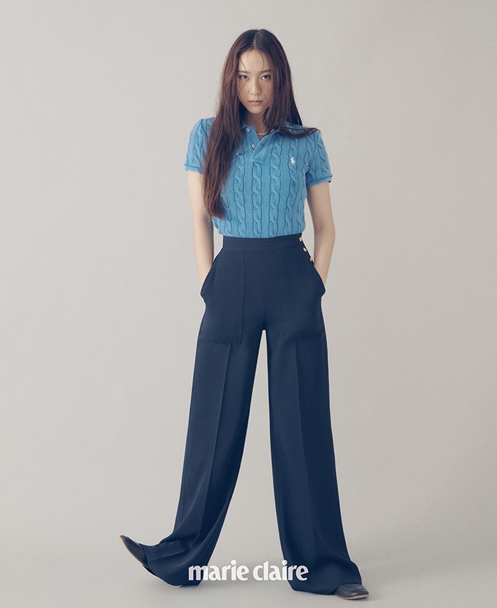 Krystal terlihat sedikit boyish dengan tampilan klasik berupa perpaduan knit pullover dan wide pants. Look yang sesuai dengan preferensi Krystal sendiri. (Foto: marieclairekorea.com)