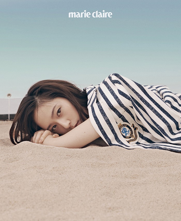 Dalam pose terakhirnya, Krystal terlihat mengenakan blazer putih bergaris berwarna navy dan berpose tidur di atas pasir dengan memandang lurus ke arah kamera. (Foto: marieclairekorea.com)