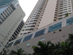 Cerita Tukang Nasgor Tertimpa Bagian Tubuh Korban Jatuh dari Apartemen Jaksel