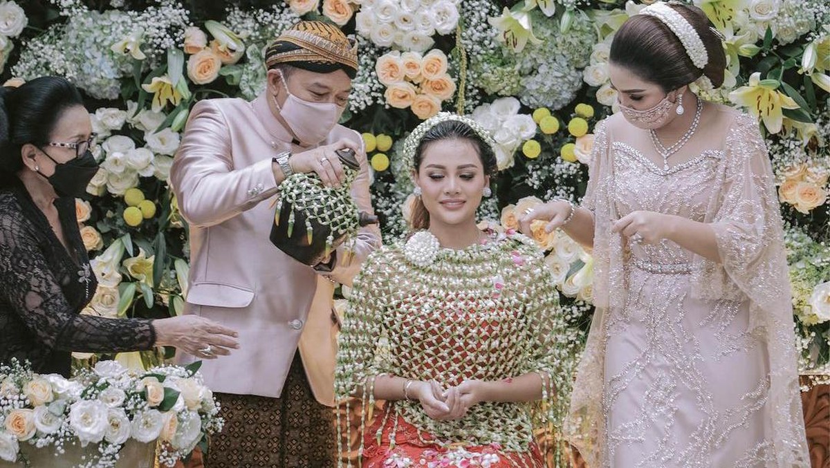 Beginilah potret acara siraman Aurel jelang pernikahan dengan Atta halilintar&period;