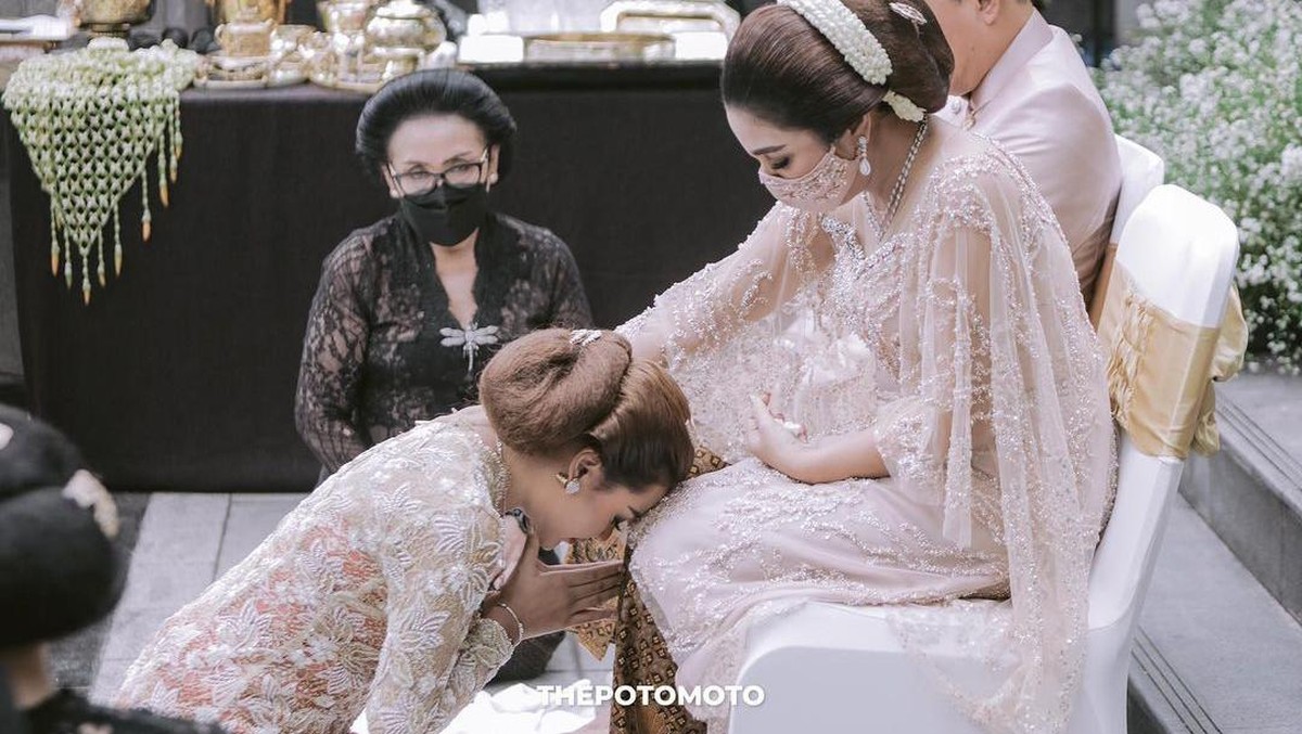 Beginilah potret acara siraman Aurel jelang pernikahan dengan Atta halilintar&period;