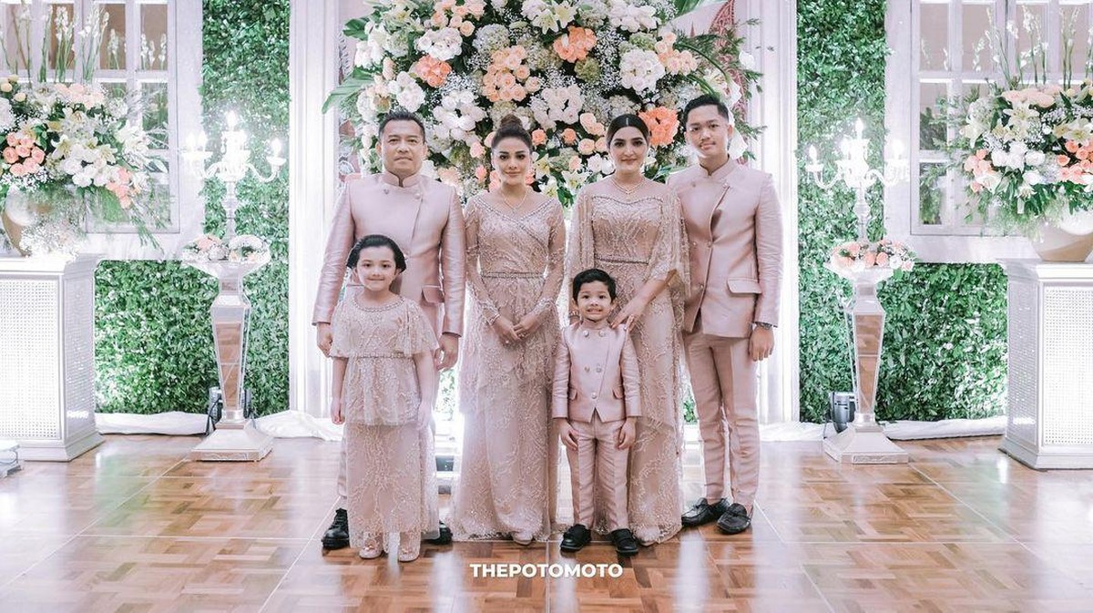 Beginilah potret acara siraman Aurel jelang pernikahan dengan Atta halilintar&period;