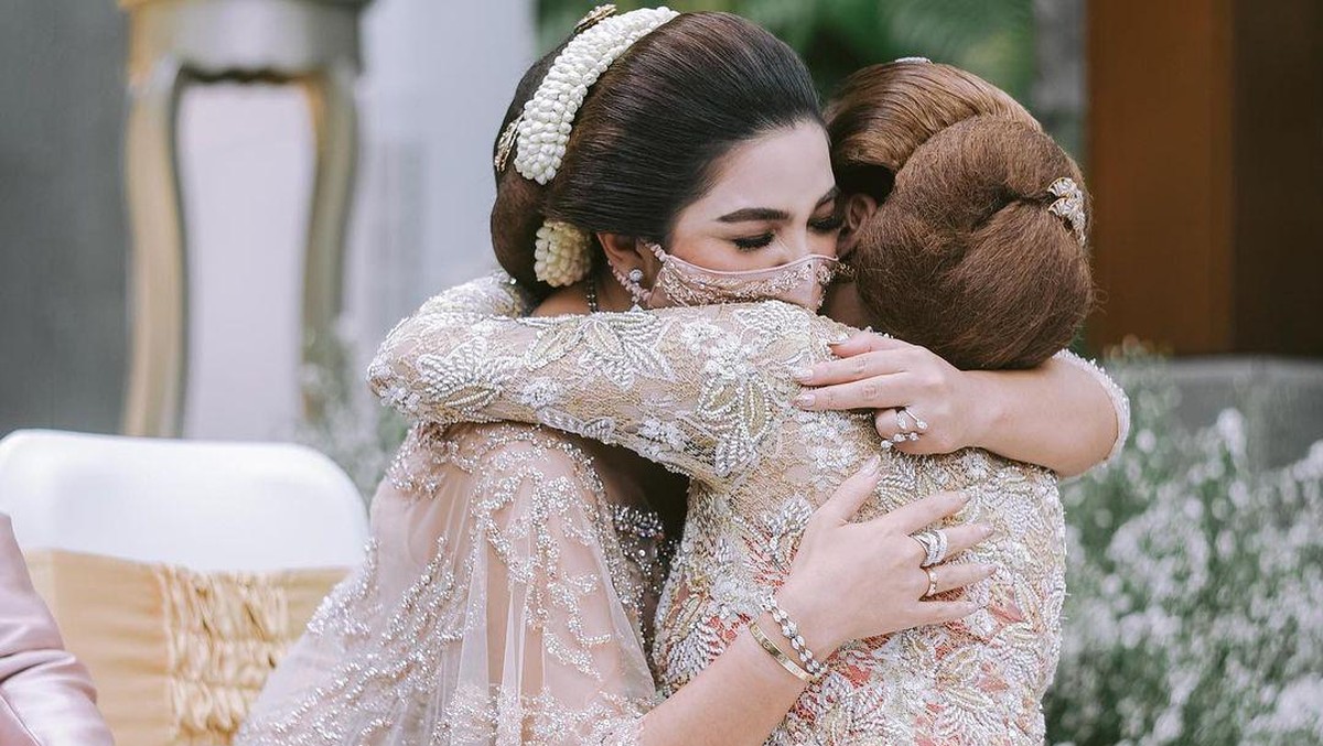 Beginilah potret acara siraman Aurel jelang pernikahan dengan Atta halilintar&period;