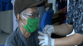 VIDEO: Jakarta Utara Buka Sentra Vaksinasi Khusus Lansia