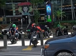 Pedestrian Jaksel Harap Pasak Trotoar Ini Dirapatkan Agar Halangi Pemotor